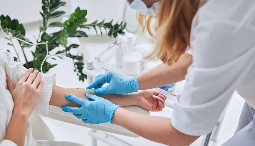 Flebo vitaminiche: moda del momento o rischio nascosto?