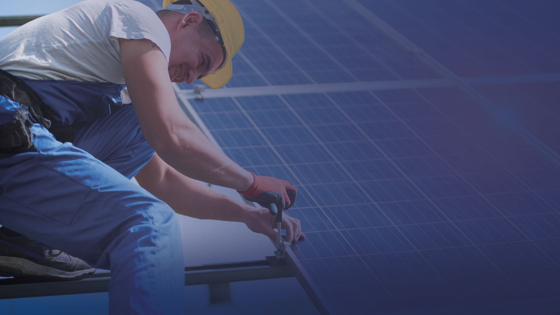 Artigiano al lavoro su un impianto fotovoltaico